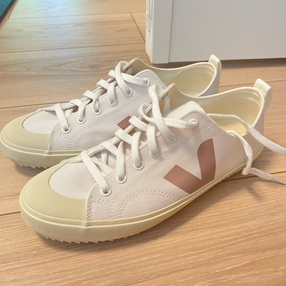 Veja Nova low top canvas sneakers, babe color. Size 10